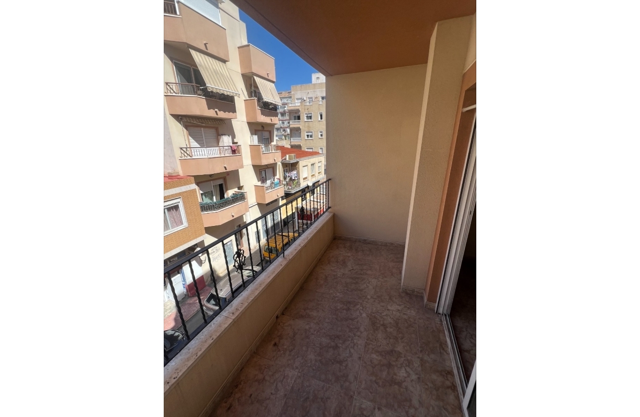 Resale - Apartment / flat - Torrevieja -  Urbanization
