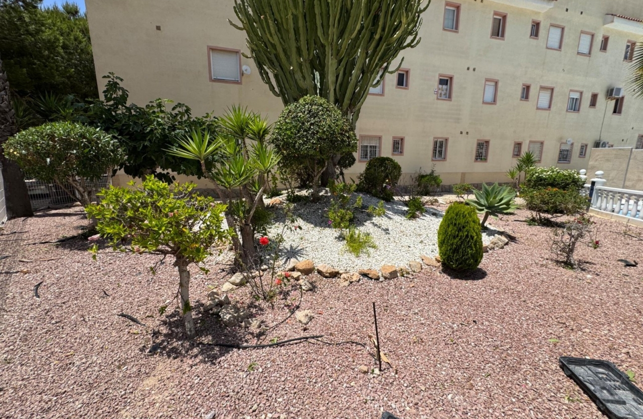 Resale - Bungalow - Torrevieja - La Siesta - El Salado -  Torreta