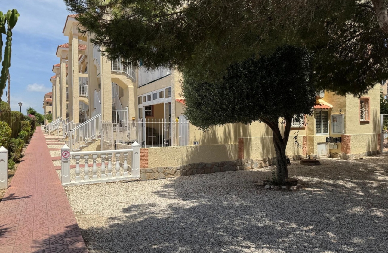 Resale - Bungalow - Torrevieja - La Siesta - El Salado -  Torreta