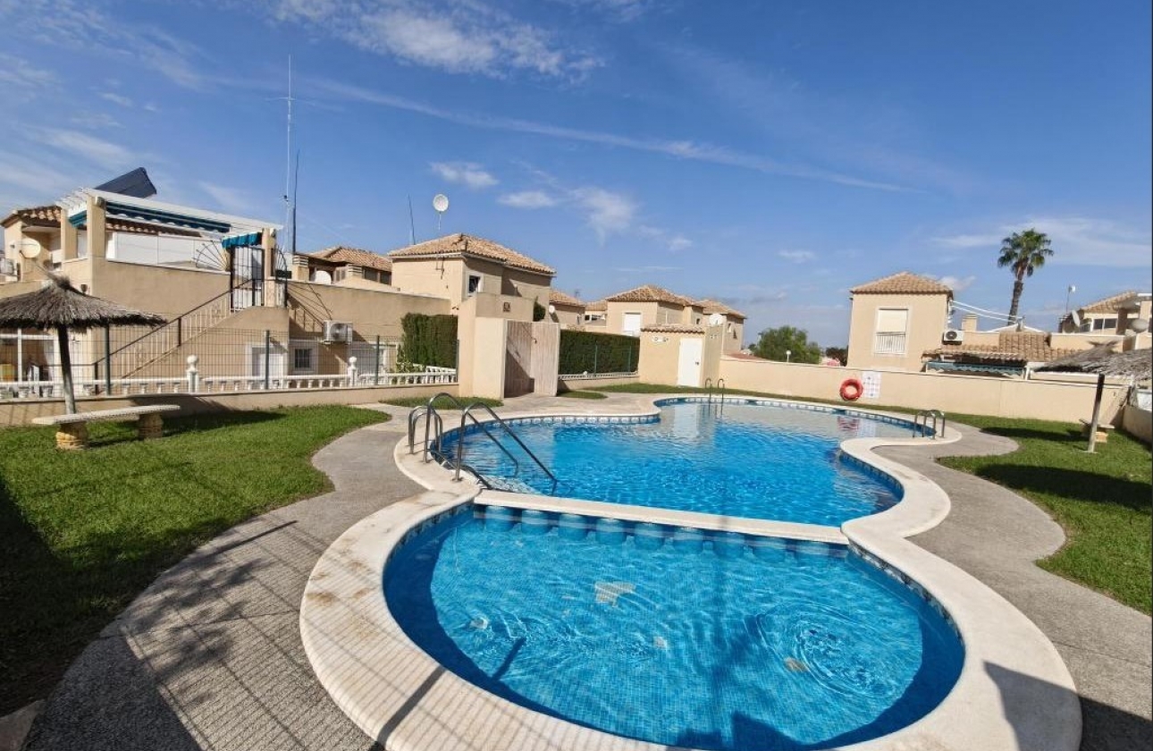 Resale - House - Torrevieja -  Urbanization