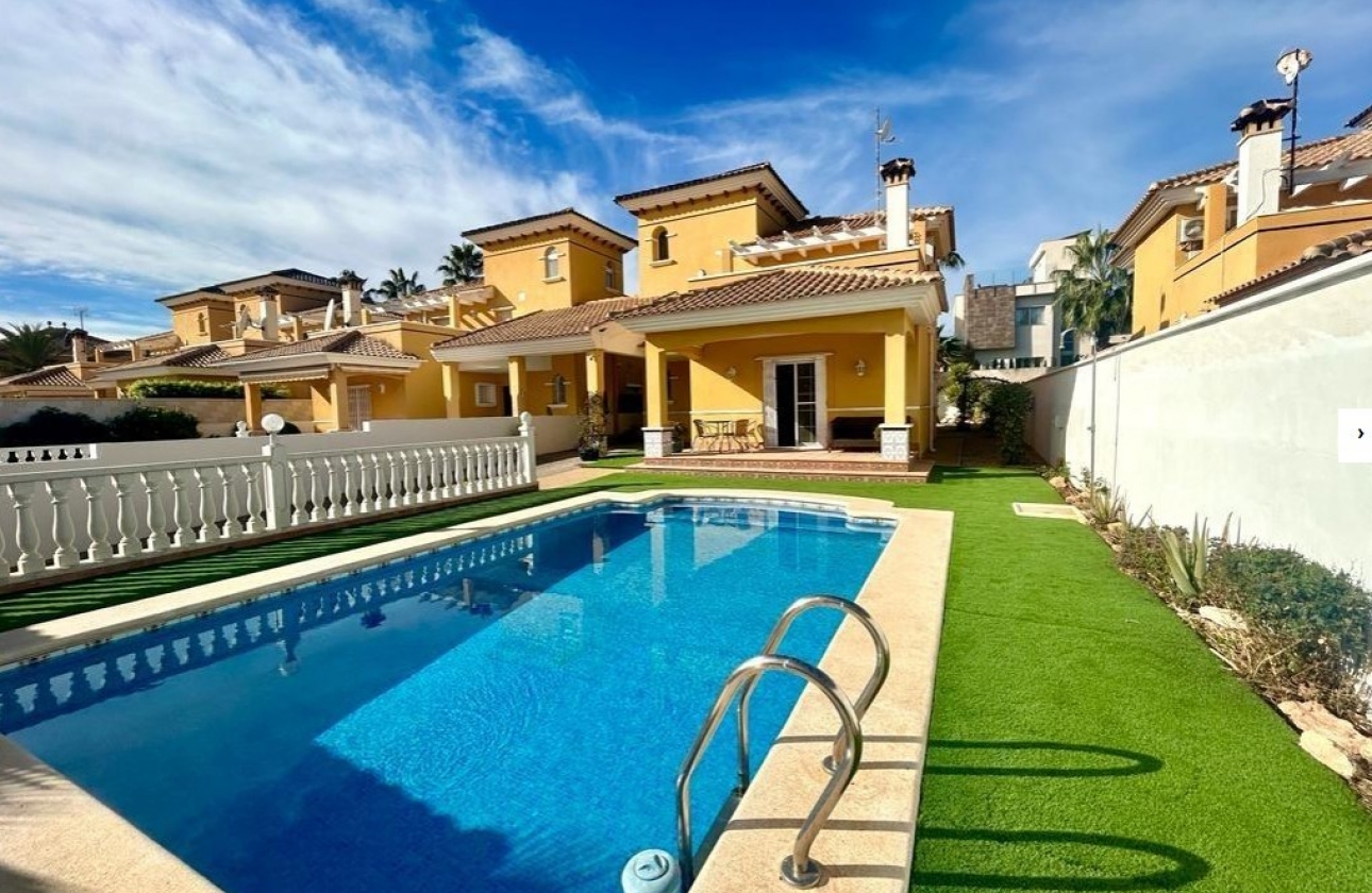 Resale - Villa - Orihuela Costa - Cabo roig - La Zenia