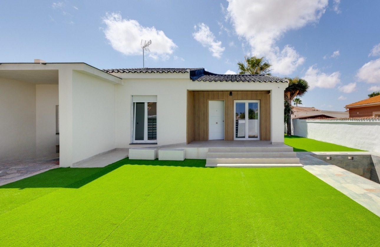Resale - Villa - Torrevieja - La Siesta - El Salado -  Torreta