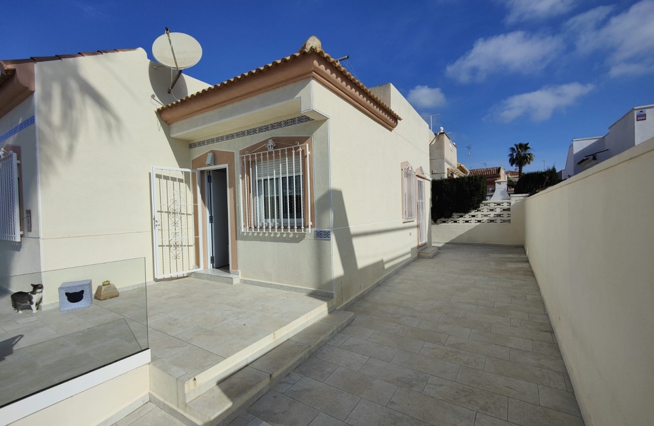 Resale - Villa - Torrevieja - Nueva Torrevieja - Aguas Nuevas