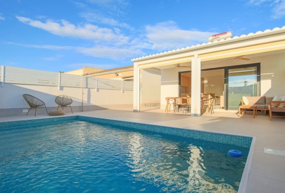 Villa - Reventa - Torrevieja -  Urbanización
