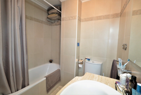 Resale - Apartment / flat - Torrevieja -  Urbanization