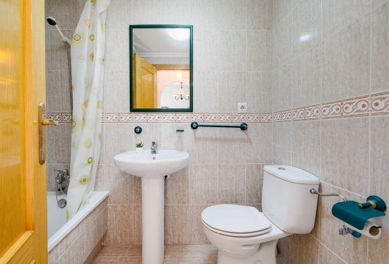 Resale - Apartment / flat - Torrevieja -  Urbanization