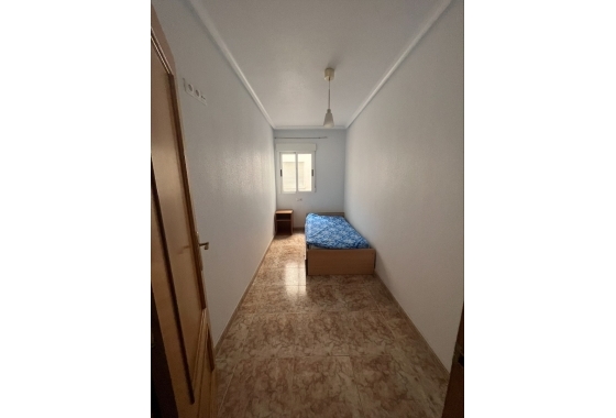 Resale - Apartment / flat - Torrevieja -  Urbanization