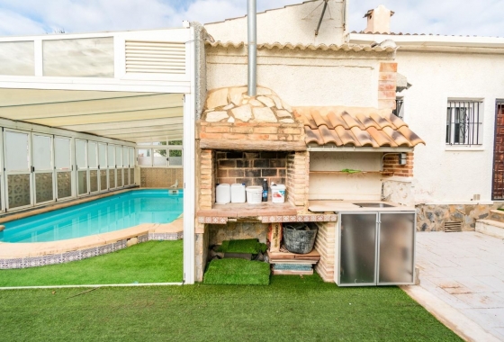 Resale - Villa - Torrevieja - La Siesta - El Salado -  Torreta