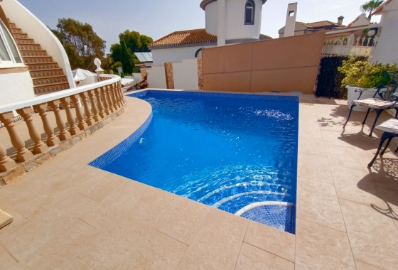 Resale - Villa - Orihuela Costa - La Zenia