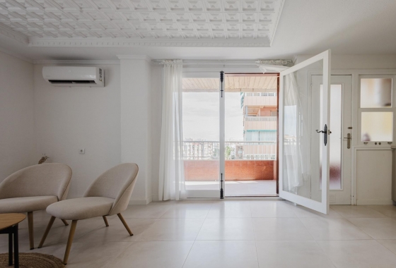 Resale - Apartment / flat - Torrevieja - Playa Acequion