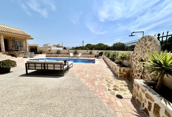 Resale - Villa - Orihuela Costa - La Zenia