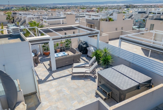 Resale - Apartment / flat - Torrevieja -  Urbanization