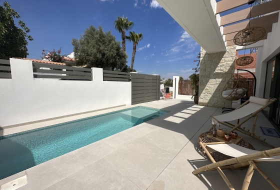 Resale - Villa - Daya Nueva